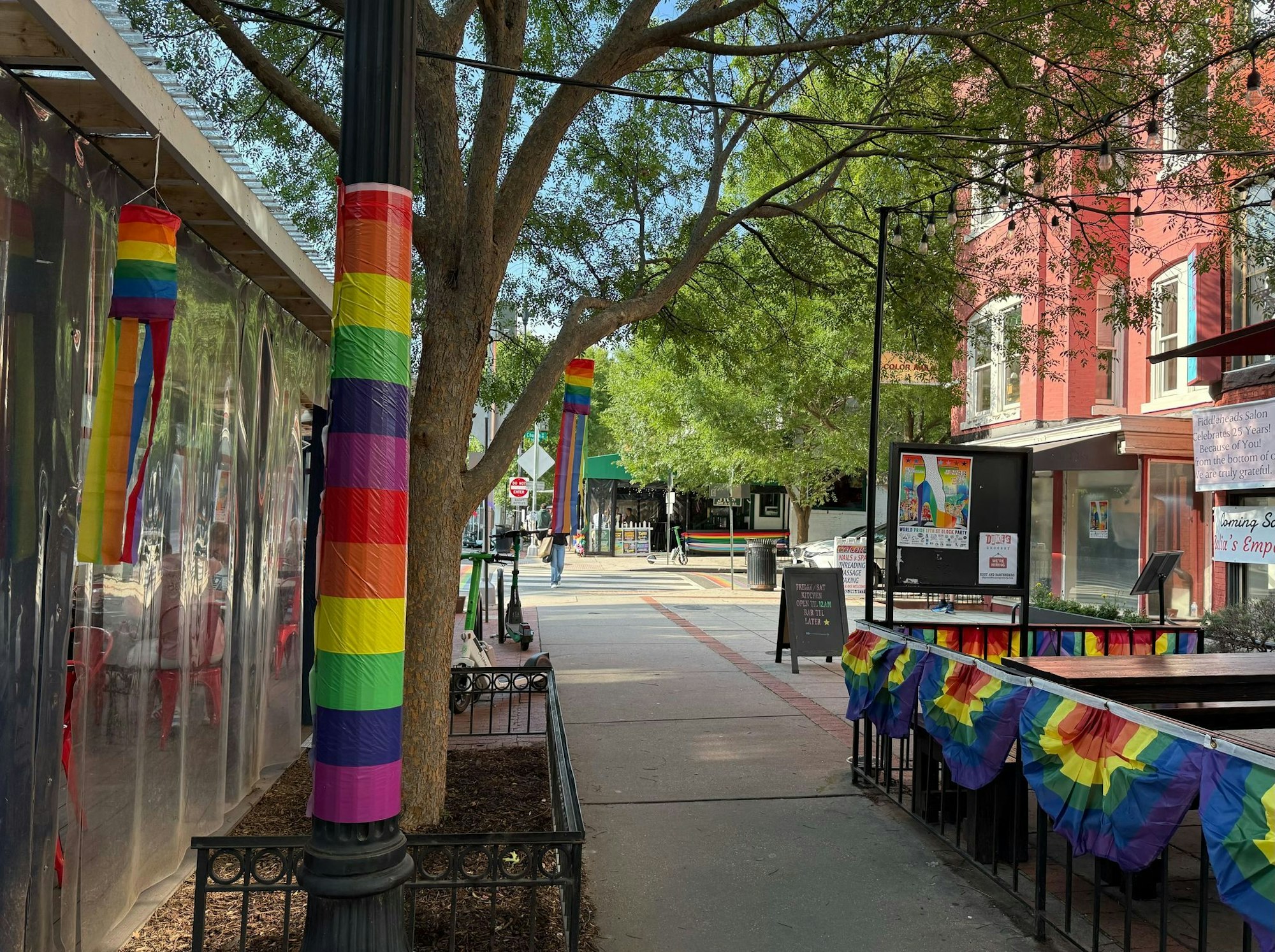 Viele Restaurants, Bars, Geschäfte und Vorgärten sind während der Worldpride mit Regenbogenflaggen dekoriert.