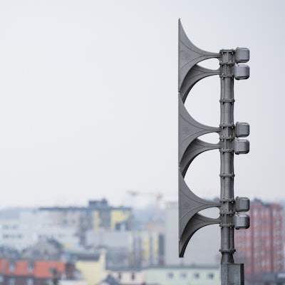 ARCHIV - 19.02.2015, Nordrhein-Westfalen, Köln: Eine Sirene ist auf einem Dach in Köln zu sehen. Die Sirenen werden an diesem Donnerstag (11.00) wieder landesweit zum Probealarm heulen. In Düsseldorf werden dabei 81 Sirenen auf ihre Funktionsfähigkeit überprüft, in Bonn sind es 64. (Zu dpa «Probealarm: Sirenen heulen landesweit») Foto: Rolf Vennenbernd/dpa +++ dpa-Bildfunk +++