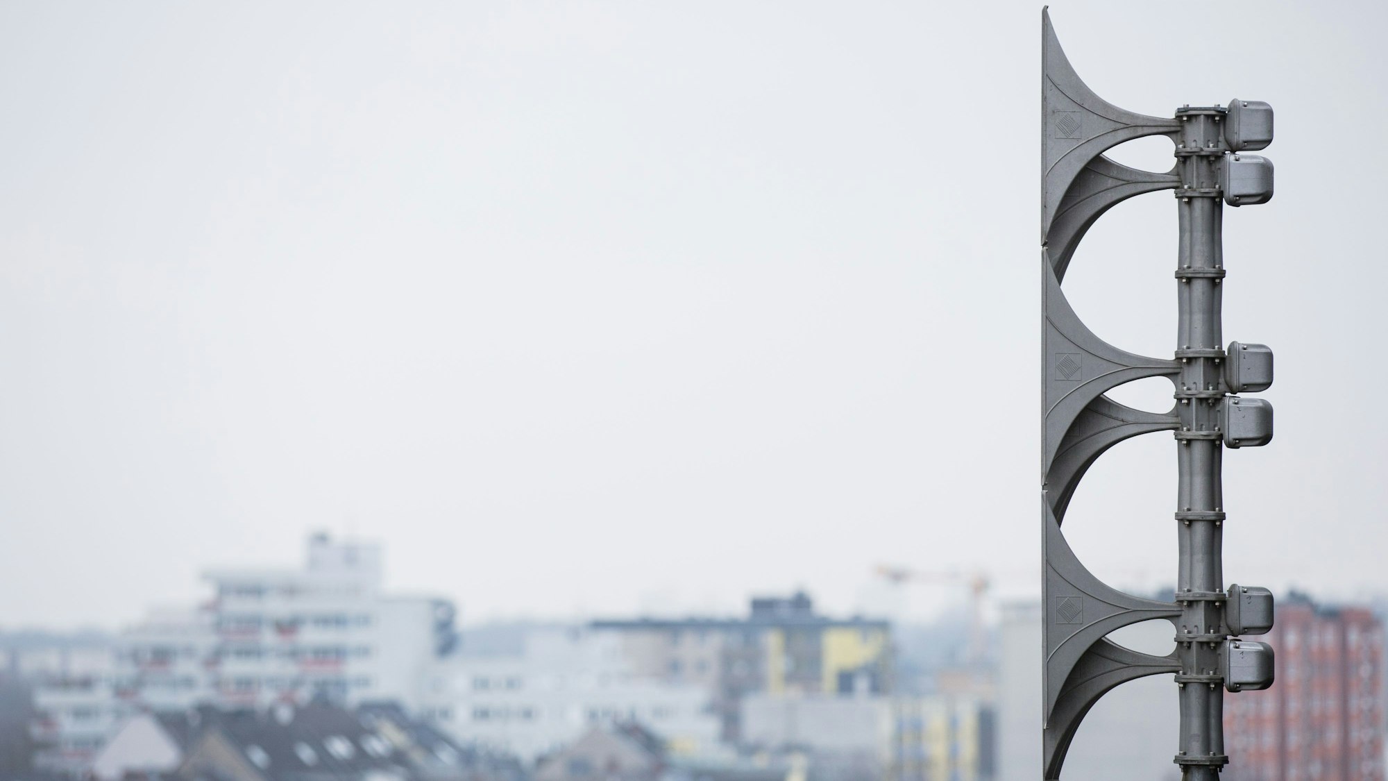 ARCHIV - 19.02.2015, Nordrhein-Westfalen, Köln: Eine Sirene ist auf einem Dach in Köln zu sehen. Die Sirenen werden an diesem Donnerstag (11.00) wieder landesweit zum Probealarm heulen. In Düsseldorf werden dabei 81 Sirenen auf ihre Funktionsfähigkeit überprüft, in Bonn sind es 64. (Zu dpa «Probealarm: Sirenen heulen landesweit») Foto: Rolf Vennenbernd/dpa +++ dpa-Bildfunk +++