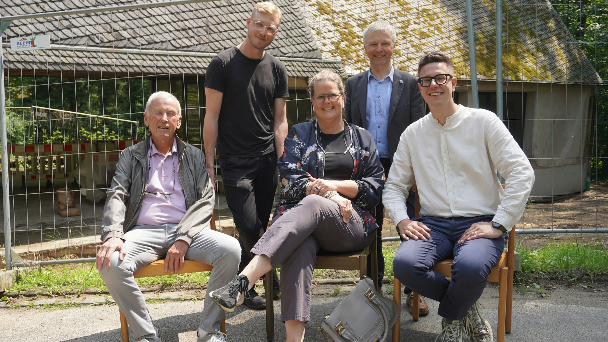 Übergabe der „Santos“-Stühle (v.l.): mit den Organisatoren Friedhelm Saffé, Tizian Rein, Christine Lutz, Bürgermeister Otto Neuhoff und Patrick Pieper.