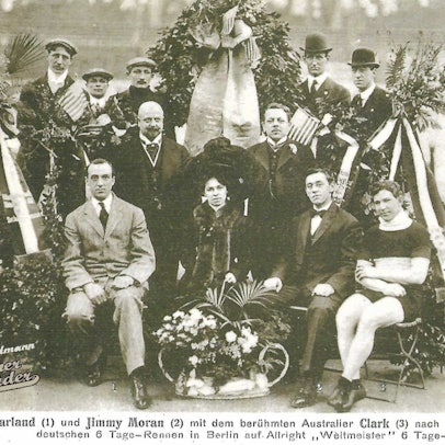 Eine historische Aufnahme von 1909 zeigt eine Gruppe Radfahrer, die mit Allright-Rädern den Sieg geholt haben.