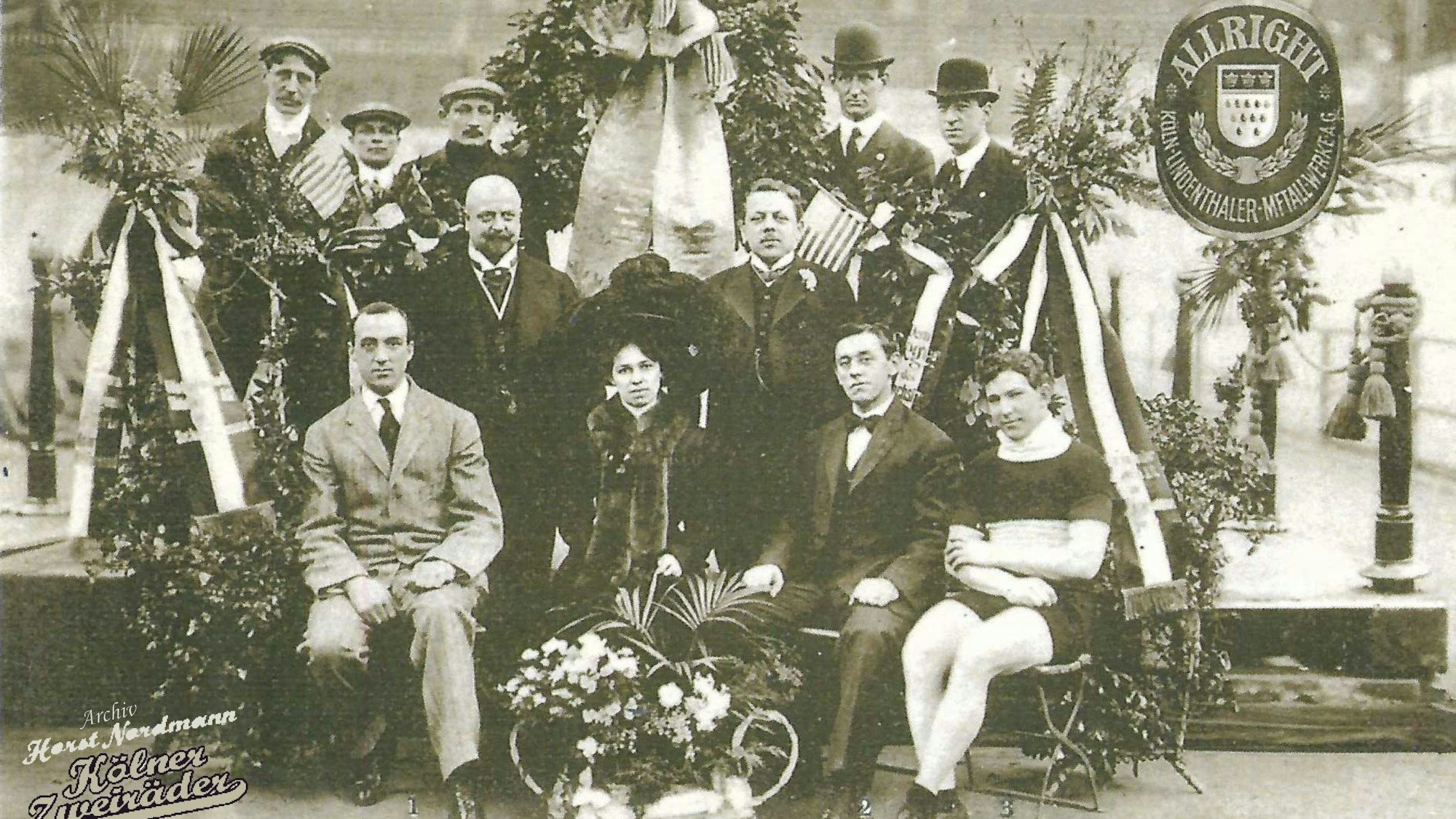 Eine historische Aufnahme von 1909 zeigt eine Gruppe Radfahrer, die mit Allright-Rädern den Sieg geholt haben.