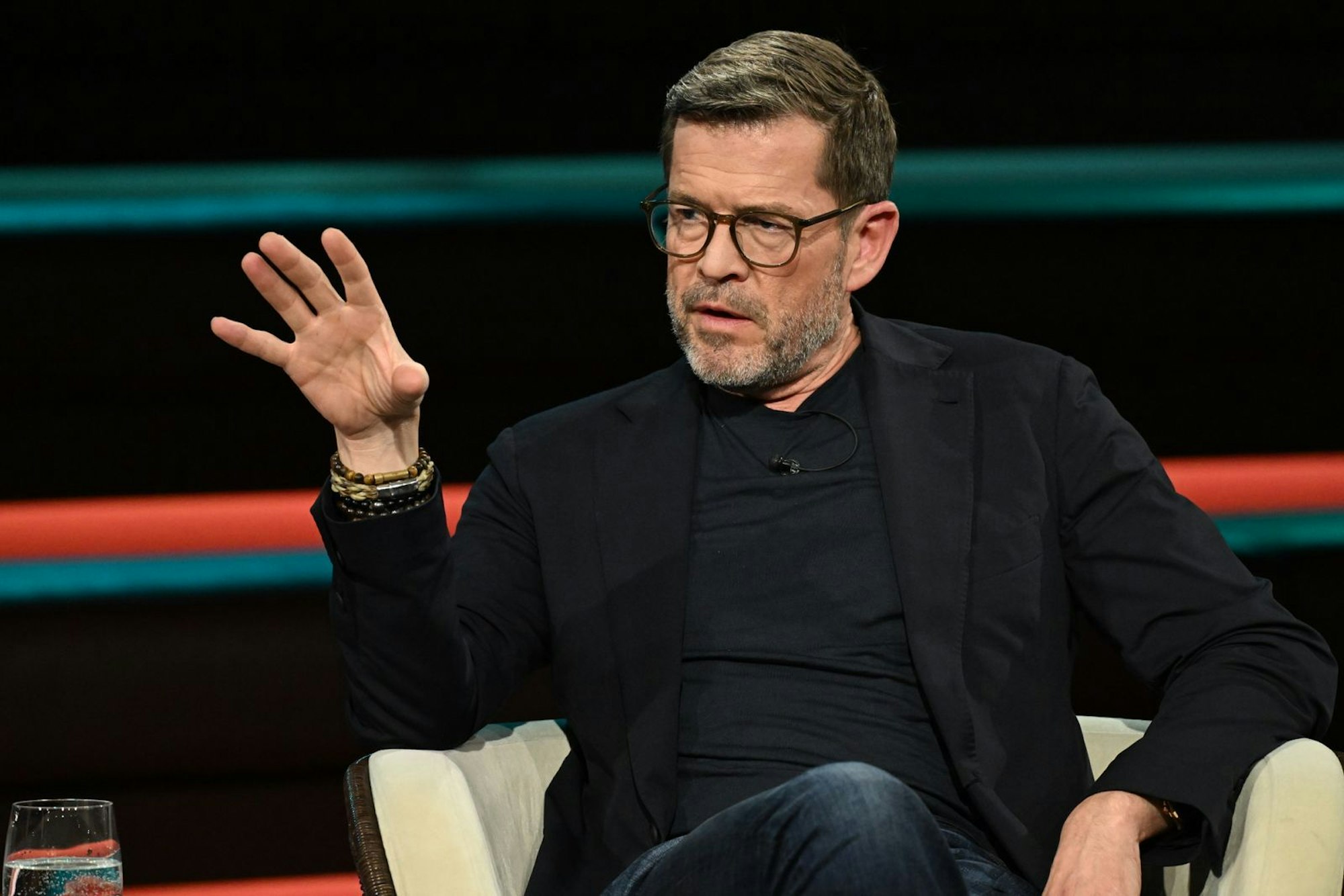 Ex-Verteidigungsminister zu Guttenberg warnte bei „Markus Lanz“ vor der Entwicklung der USA: „Die Gefahr einer Implosion dieses Landes wird nicht geringer in den nächsten drei Jahren.“ (Bild: ZDF / Cornelia Lehmann)