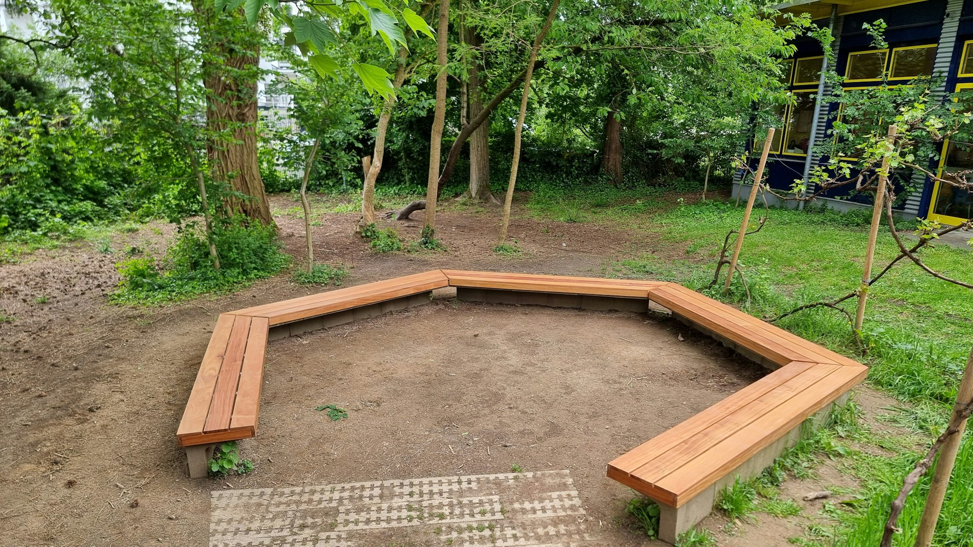 Bänke sind in einem Halbkreis angeordnet.