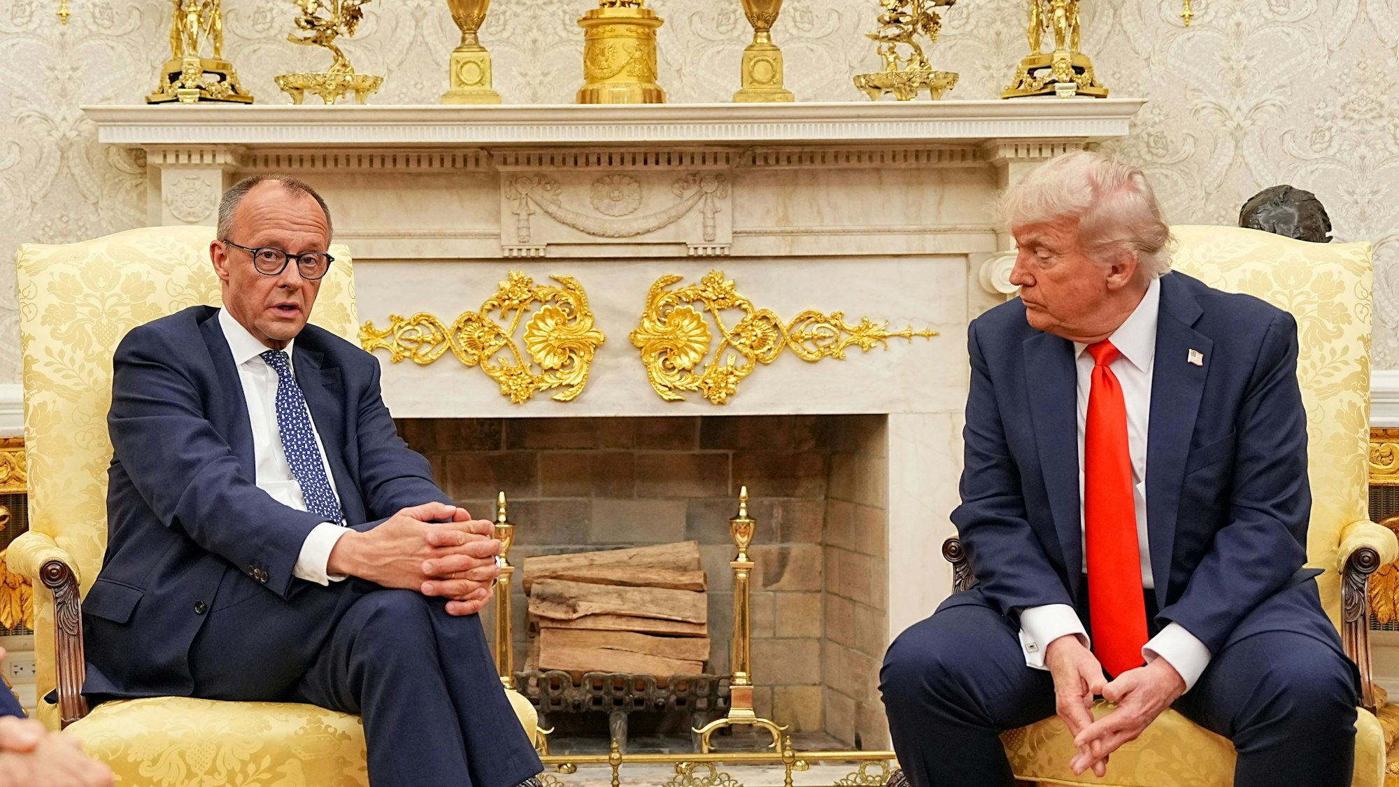 US-Präsident Donald Trump (r) empfängt Bundeskanzler Friedrich Merz (CDU) im Oval Office im Weißen Haus.