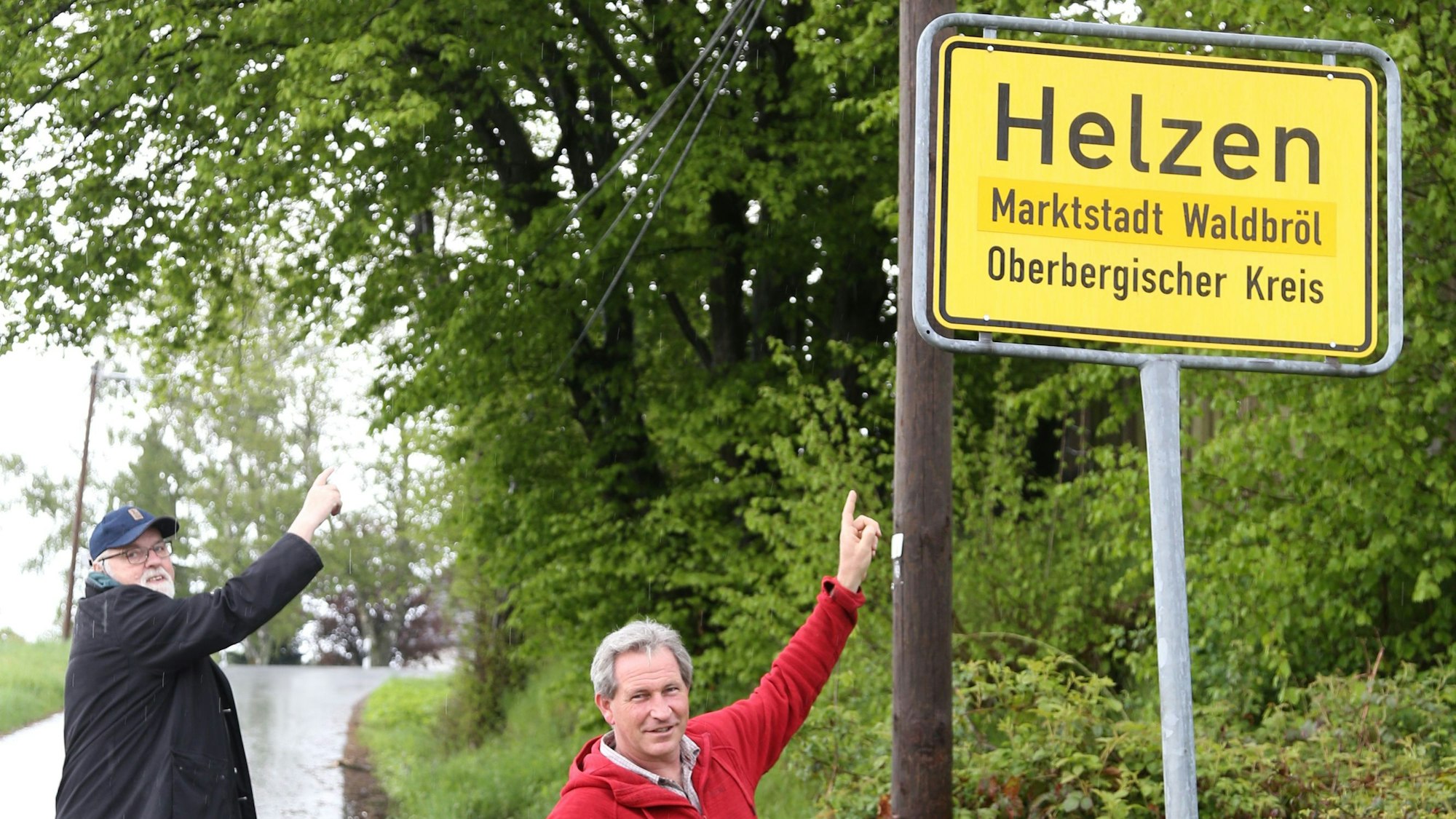 Die Führung der Glasfaserleitungen in der Waldbröler Ortschaft Helzen wird schon lange diskutiert, auch von Anwohner Rainer Barth (links) und Wastl Roth-Seefrid.