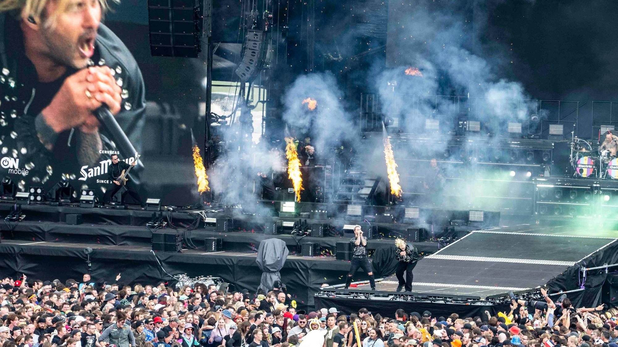 Das Bild zeigt die Band auf der Hauptbühne.