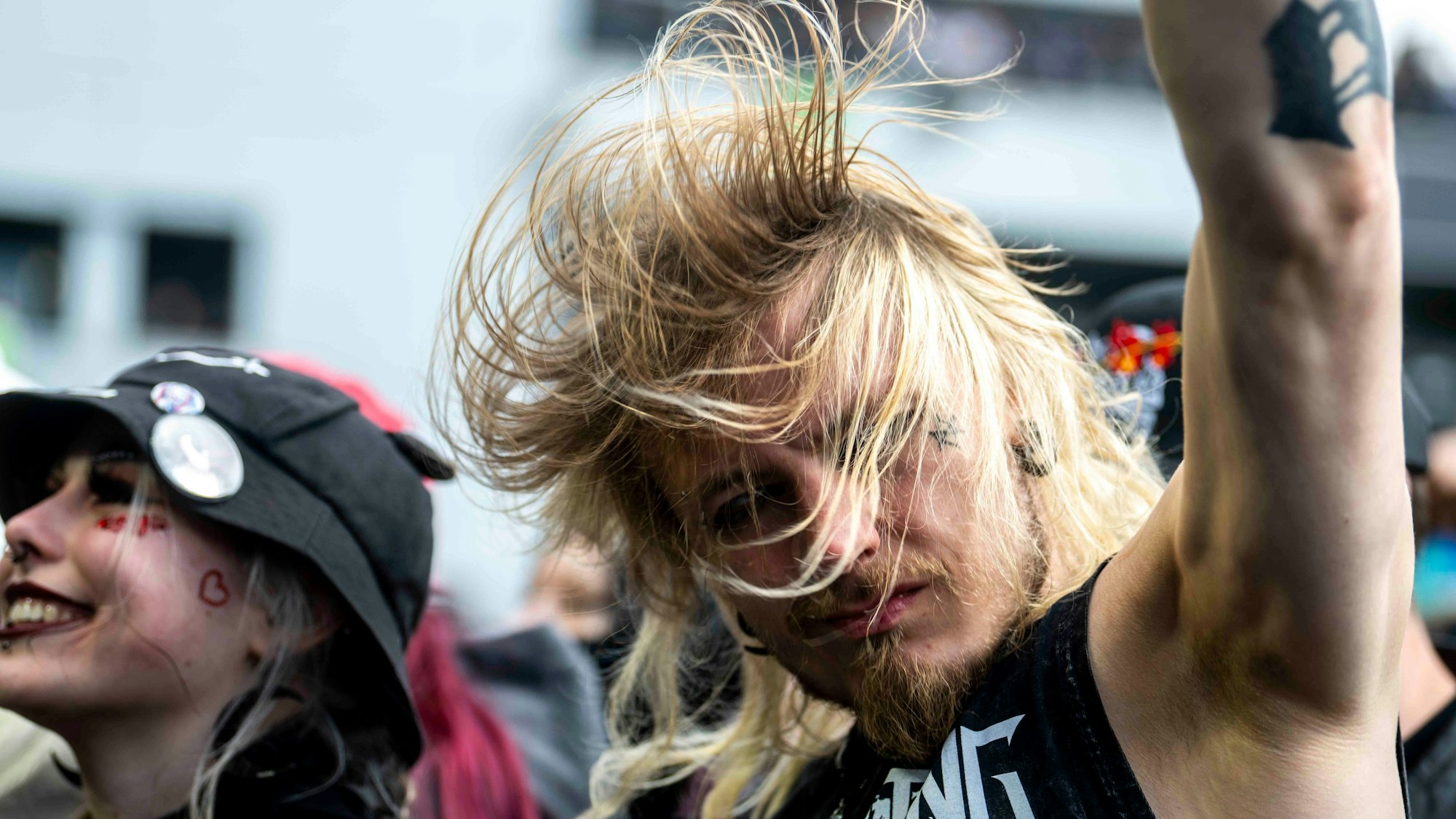 Das Bild zeigt einen Fan in der ersten Reihe. Es betreibt Headbanging.