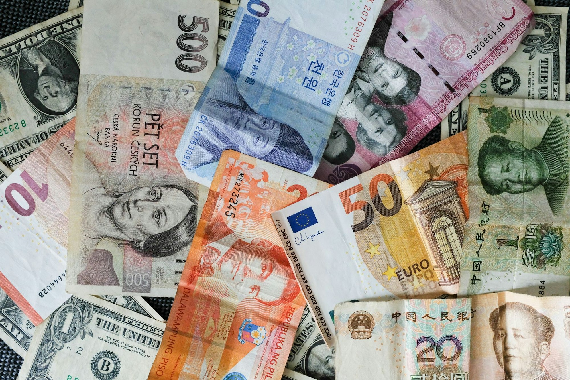 Nicht in Euro: Beim Bezahlen oder Abheben im Ausland spart man, wenn man die Landeswährung wählt.