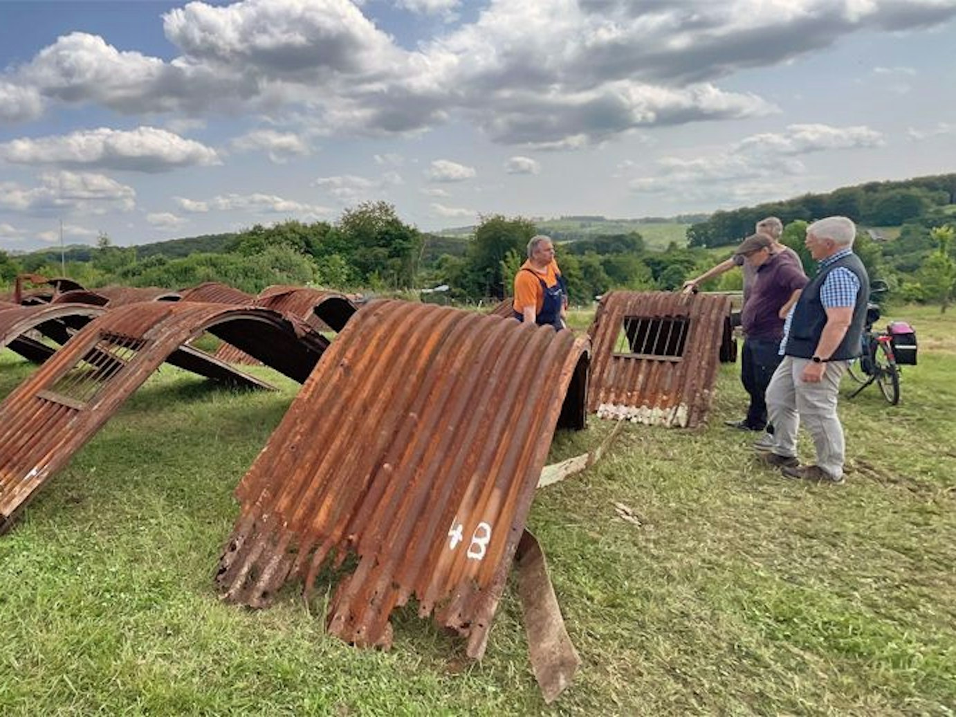 Mitarbeiter und Ehrenamtler des Fördervereins haben die Blechteile für den Aufbau nummeriert..