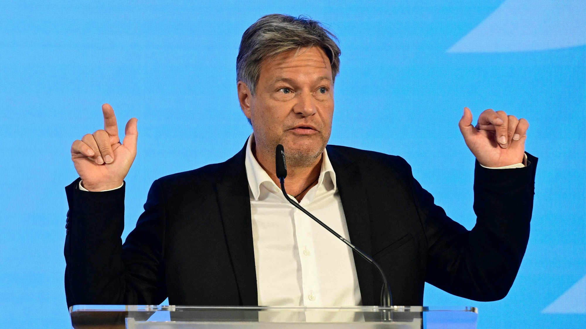 Robert Habeck einen Tag nach der Vereidigung der neuen Regierung bei einer Übergabezeremonie im Berliner Ministerium.