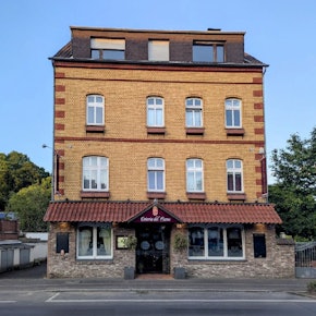 Ein historisches und ein aktuelles Foto des Gasthauses „Zum Deutschen Haus“.