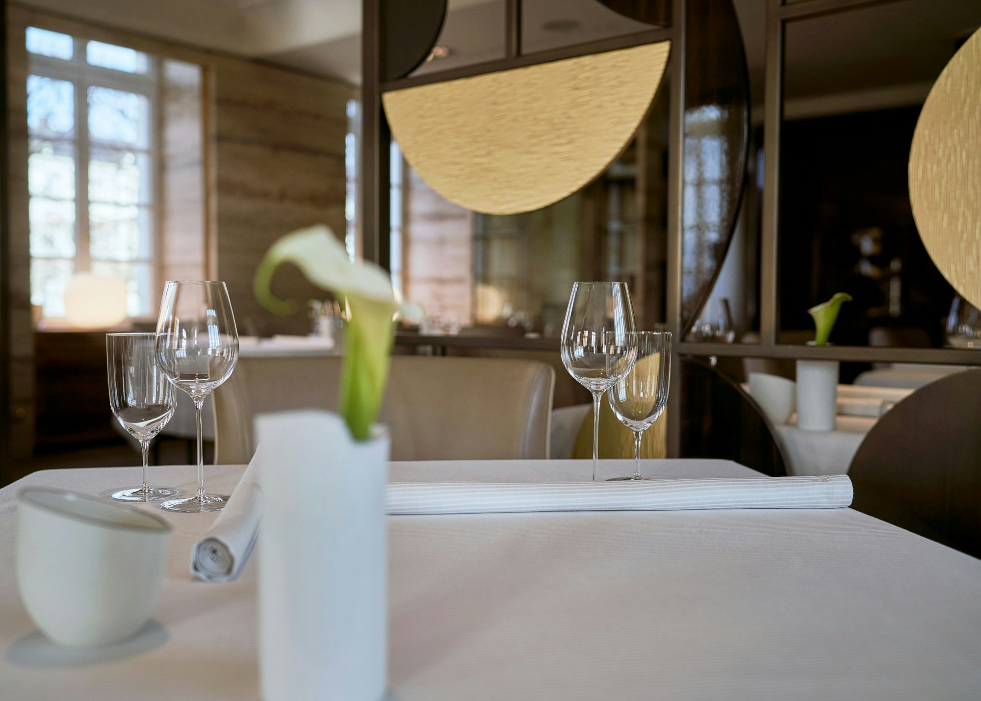 Blick in das weiß eingedeckte Restaurant Vendome.