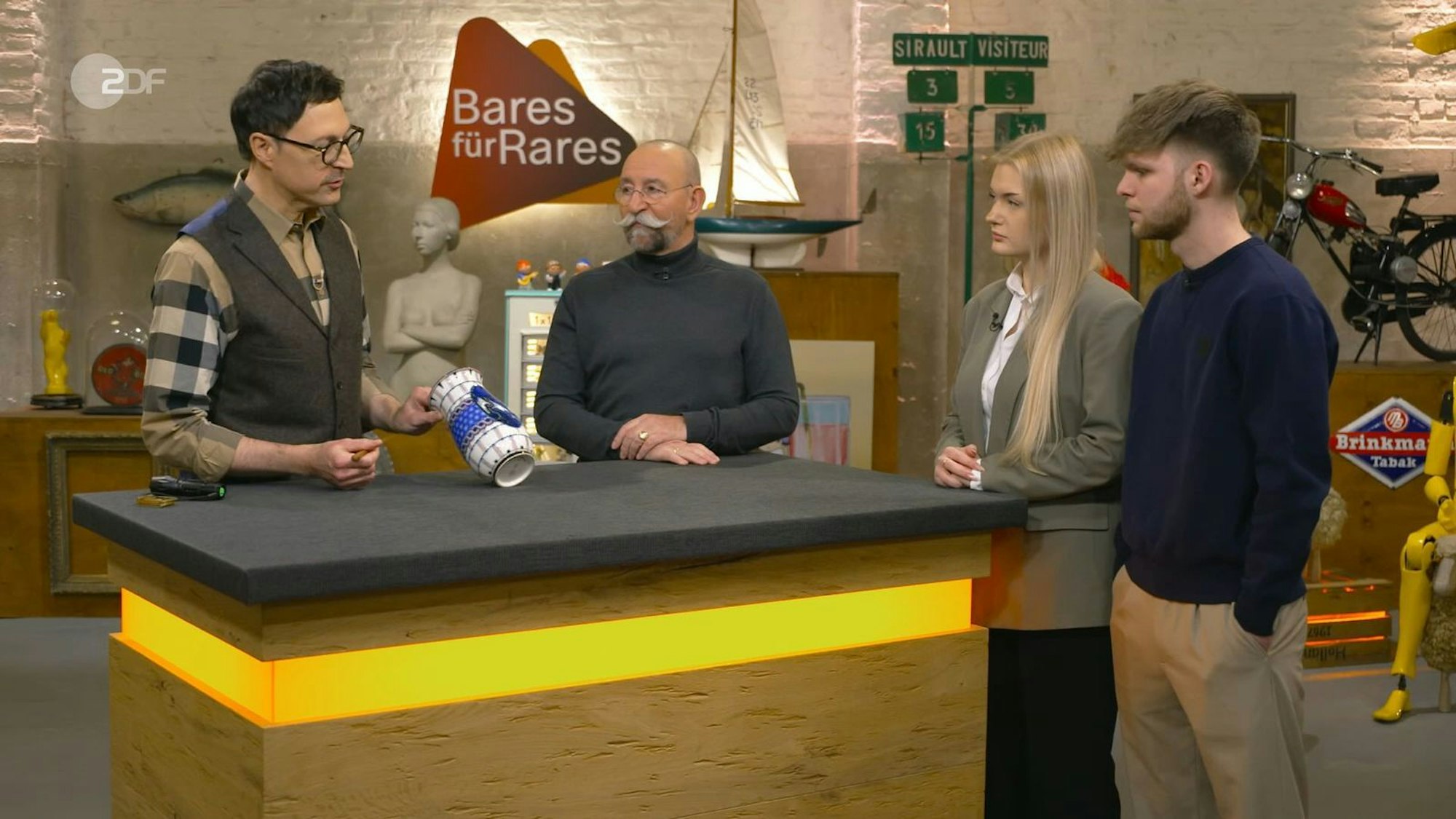 „Die ist aber schön gemacht“, bewunderte Horst Lichter in der Freitagsausgabe seiner ZDF-Trödelshow eine Vase. Experte Colmar Schulte-Goltz (links) stimmte zu: „Die Farben finde ich total spannend.“ (Bild: ZDF)