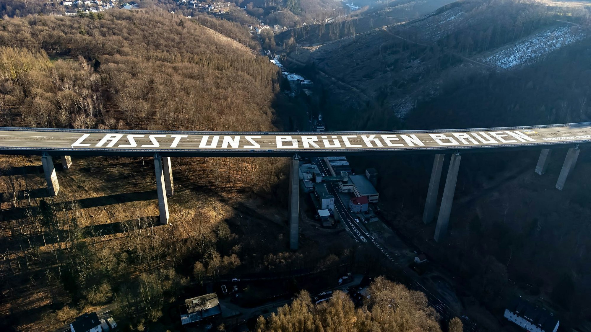 Die alte Rahmede-Talbrücke, als sie schon gesperrt war. (Archivfoto)