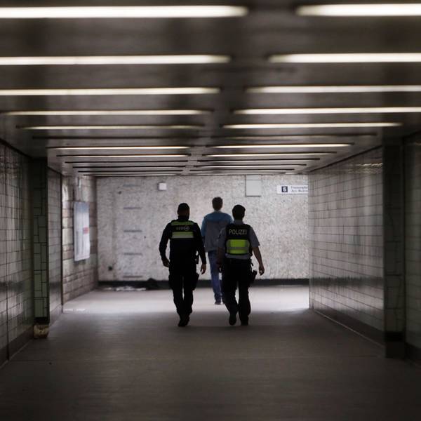 14.04.2025, Köln: In der U-Bahn Station Appellhofplatz: Gemeinsam unterwegs mit Streifenteams an Brennpunkten in der Innenstadt mit der Polizei, KVB und der Stadt. Foto: Arton Krasniqi