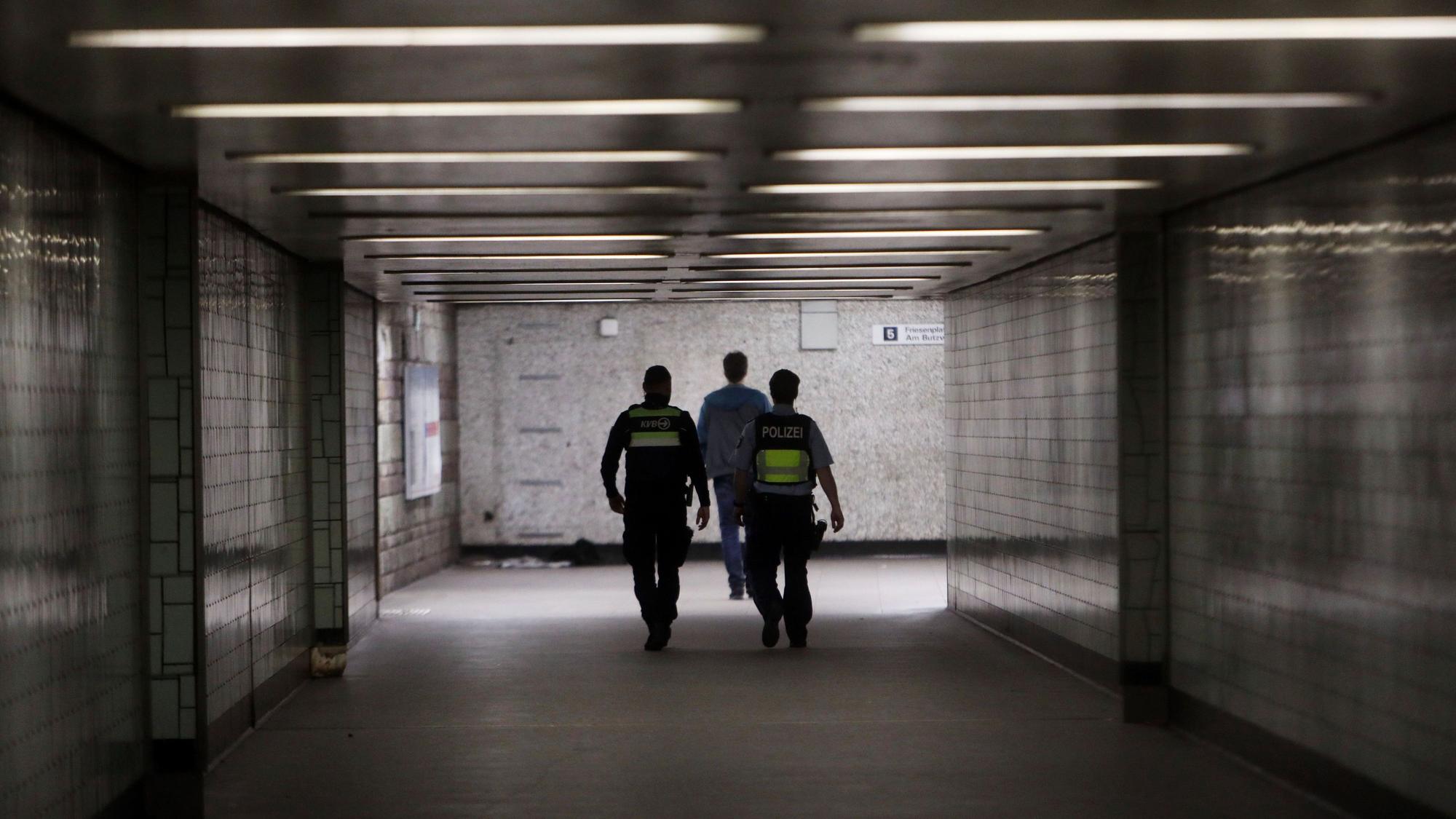 14.04.2025, Köln: In der U-Bahn Station Appellhofplatz: Gemeinsam unterwegs mit Streifenteams an Brennpunkten in der Innenstadt mit der Polizei, KVB und der Stadt. Foto: Arton Krasniqi