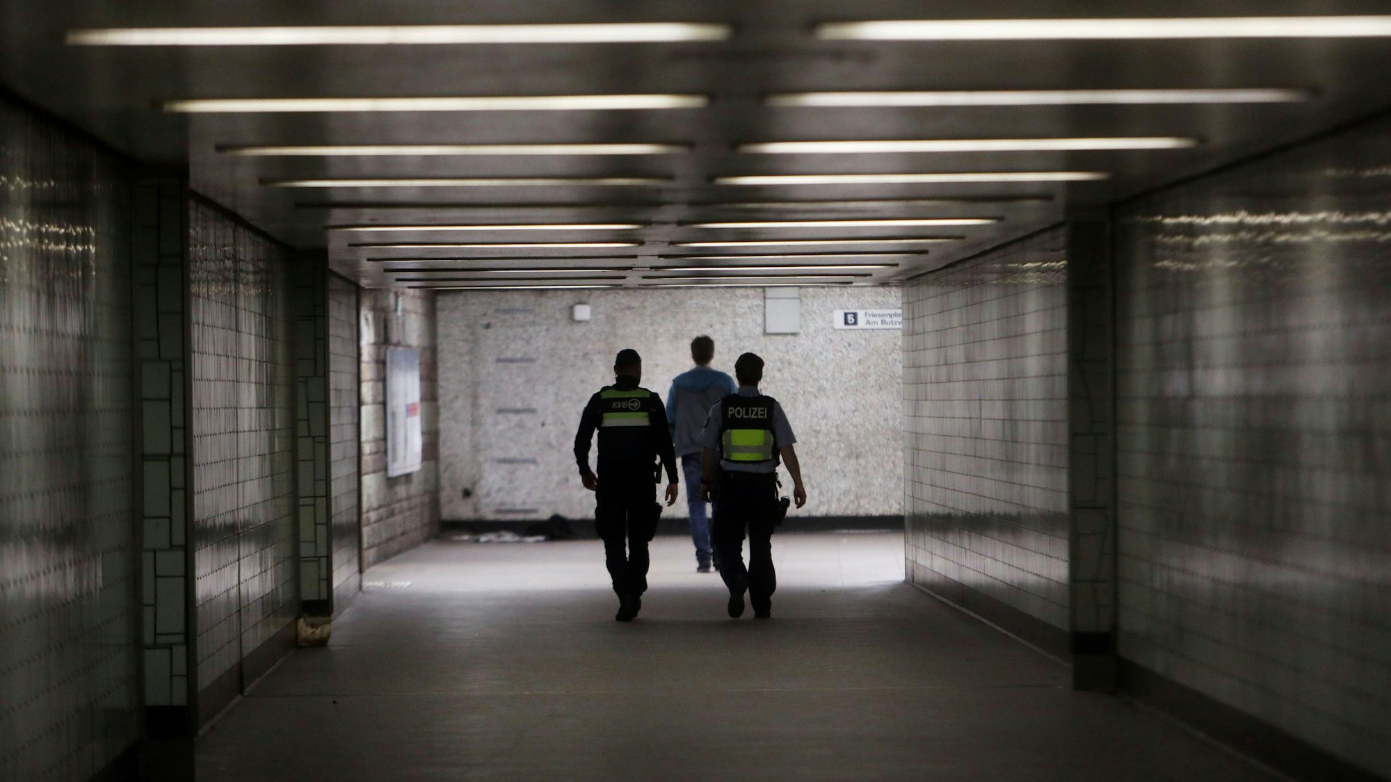 14.04.2025, Köln: In der U-Bahn Station Appellhofplatz: Gemeinsam unterwegs mit Streifenteams an Brennpunkten in der Innenstadt mit der Polizei, KVB und der Stadt. Foto: Arton Krasniqi