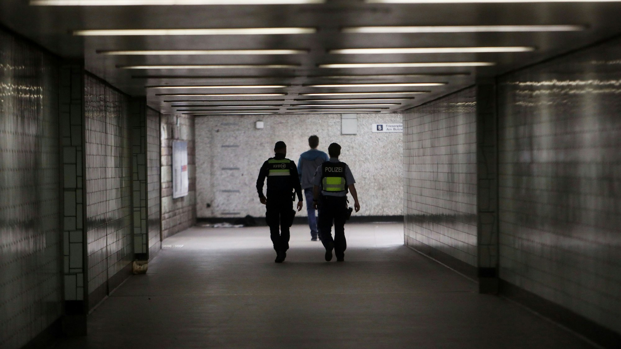 Ein Streifenteam der Polizei, des Ordnungsamts und der KVB in der U-Bahn-Station Appellhofplatz.