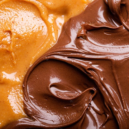 Nahaufnahme der Textur von Erdnussbutter und Schokoladencreme.