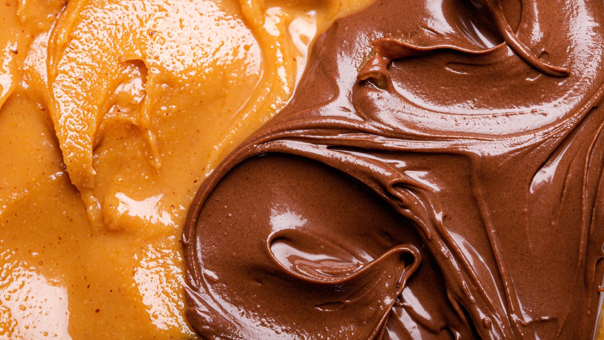 Nahaufnahme der Textur von Erdnussbutter und Schokoladencreme.