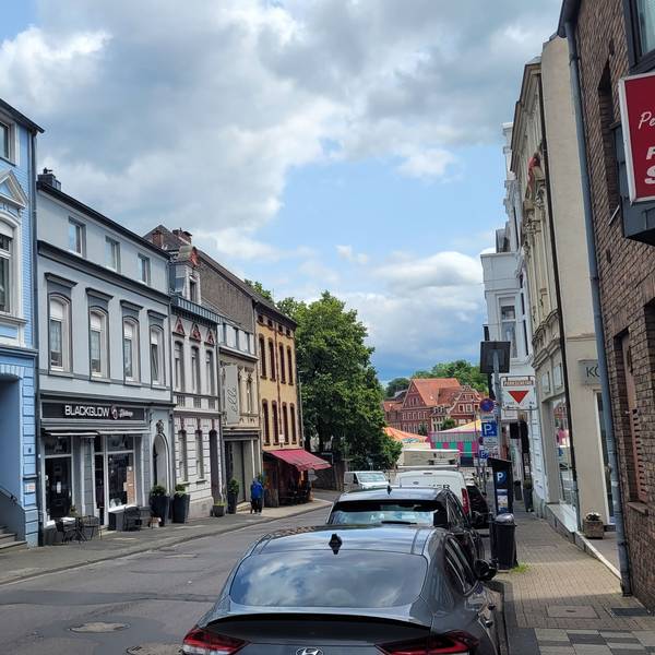 Das Foto zeigt die Paffrather Straße in Bergisch Gladbach