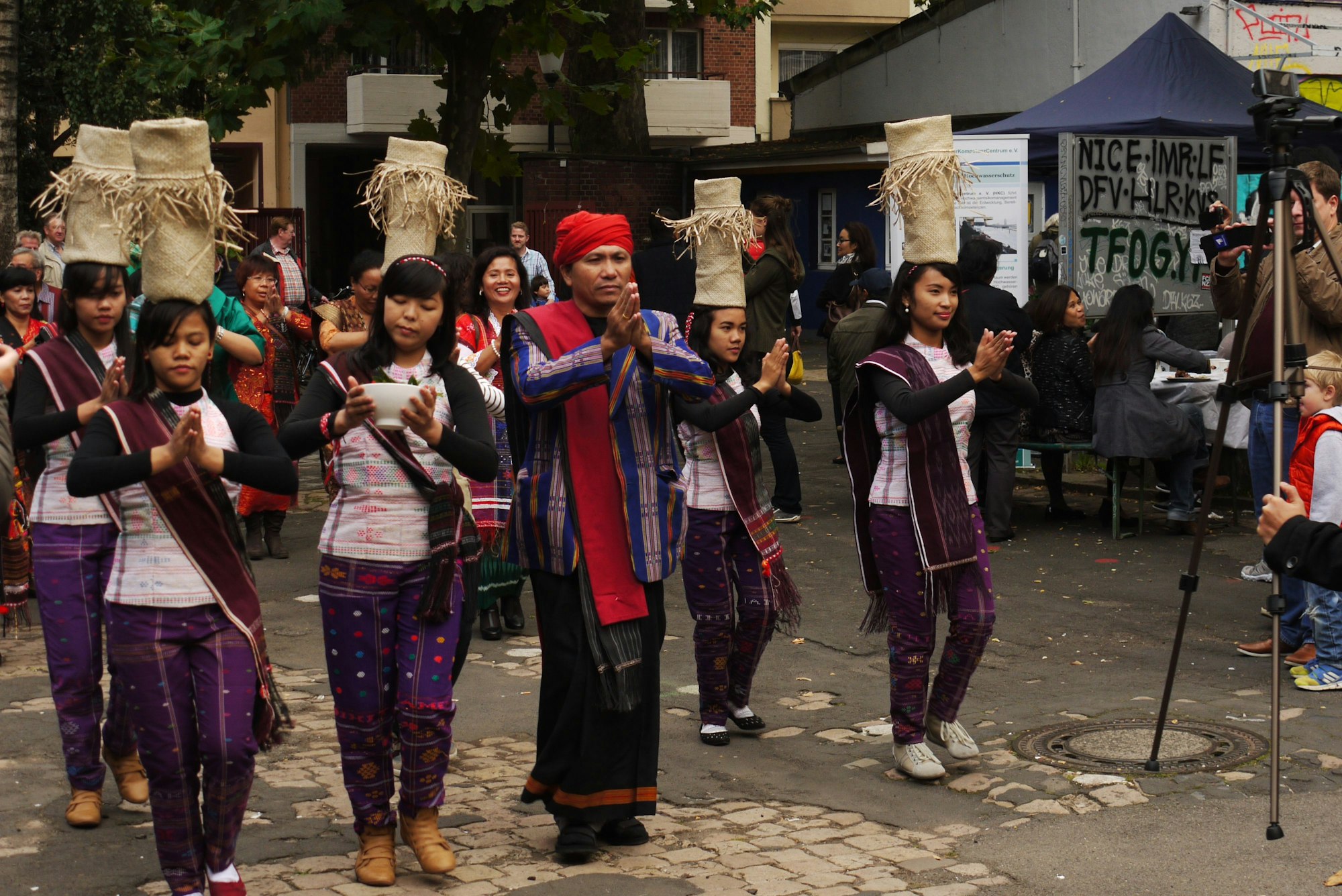 Ein Musik- und Tanzgruppe aus Indonesien gibt eine Vorführung.