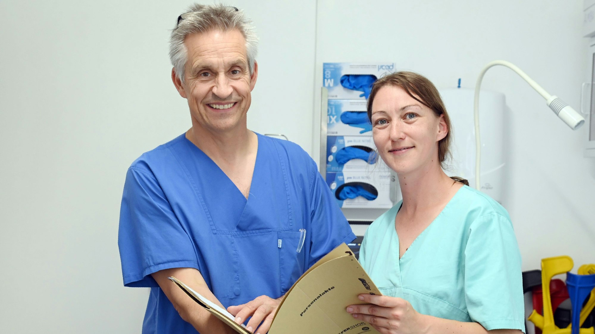 Das Bild zeigt Mark Oette und Krankenpflegerin Saskia Redenius.