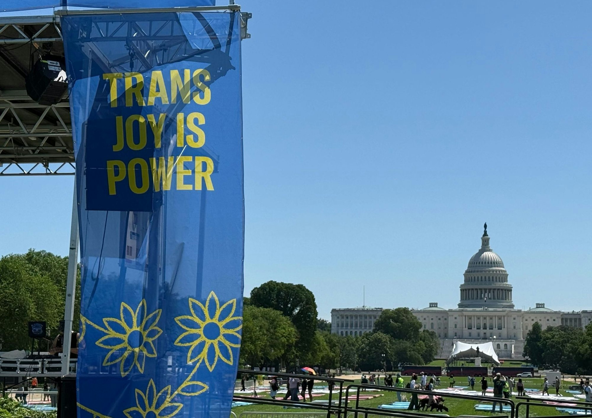 „Trans joy is power“ steht auf einem Banner an einer Bühne vor dem Kapitol am ersten Tag der Worldpride.