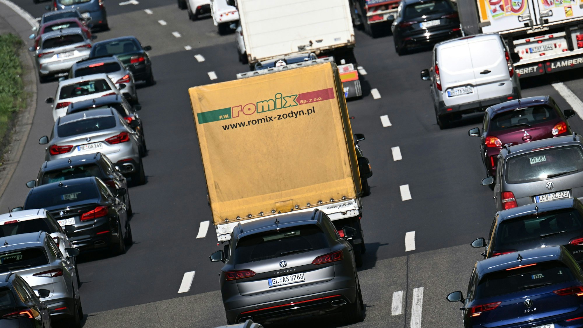 Nach einem Unfall kommt es zu langen Staus. (Symbolbild)