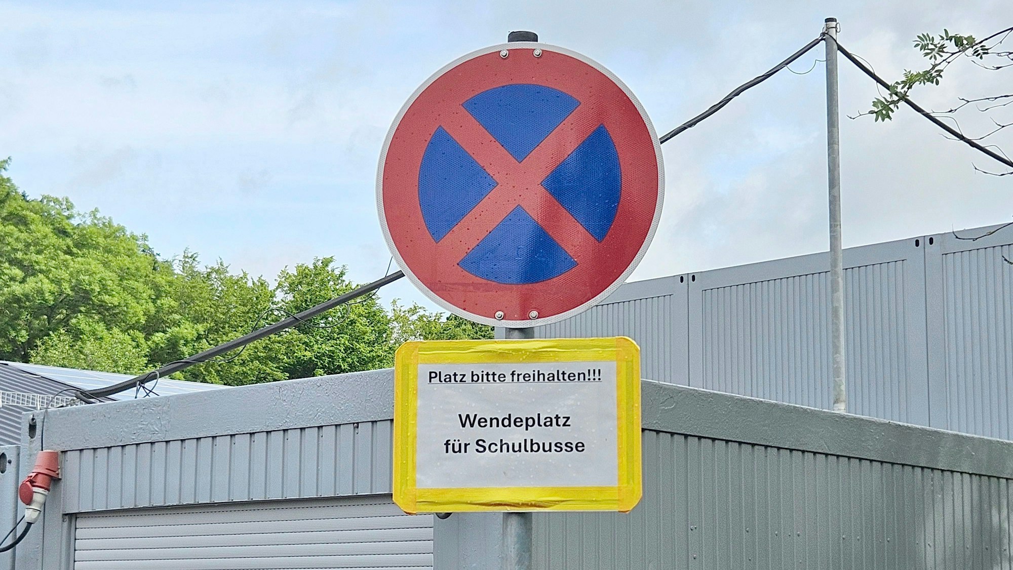 Zu sehen ist ein Schild mit dem Hinweis „Wendeplatz für Busse“.