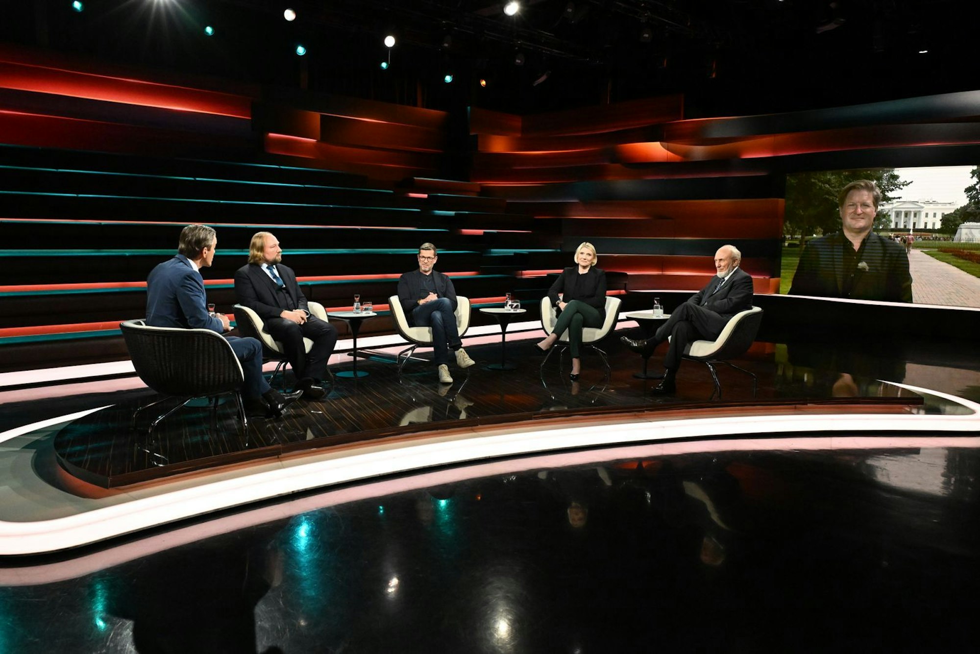 Markus Lanz (links) diskutierte am Donnerstagabend mit Grünen-Politiker Anton Hofreiter (zweiter von links), Ex-Verteidigungsminister Karl Theodor zu Guttenberg (dritter von links), Politologin Cathryn Clüver Ashbrook (dritte von rechts), Ökonom Hans-Werner Sinn (zweiter von rechts) und Journalist Michael Bröcker. (Bild: ZDF / Cornelia Lehmann)