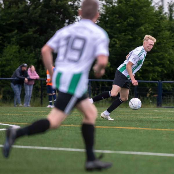 Max Jöbges läuft mit Ball auf einen Gegenspieler von Roitzheim zu.