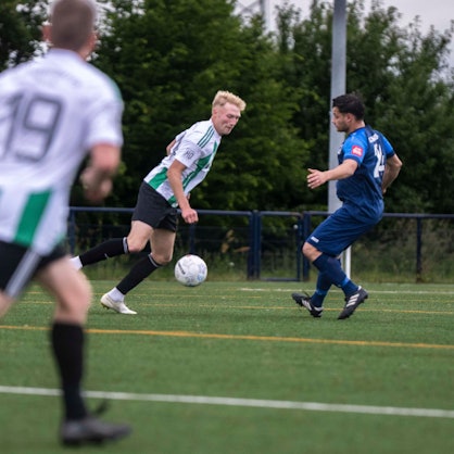Max Jöbges läuft mit Ball auf einen Gegenspieler von Roitzheim zu.