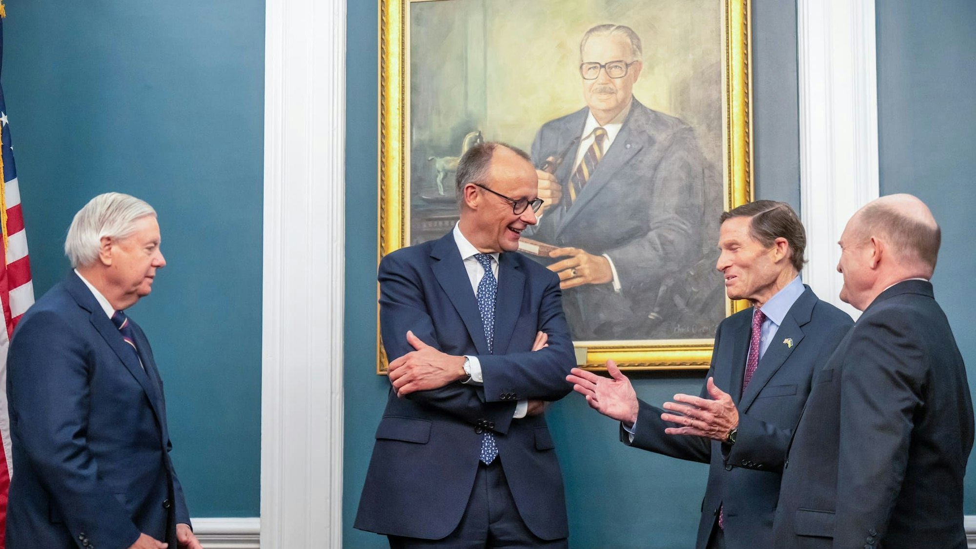 Bundeskanzler Friedrich Merz (CDU, 2.v.l.) steht im Kapitol zwischen den Senatoren Lindsey Graham (l-r), Richard Blumenthal und Chris Coons.
