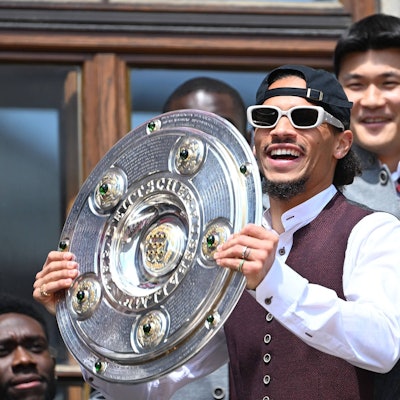 Leroy Sané mit der Meisterschale.