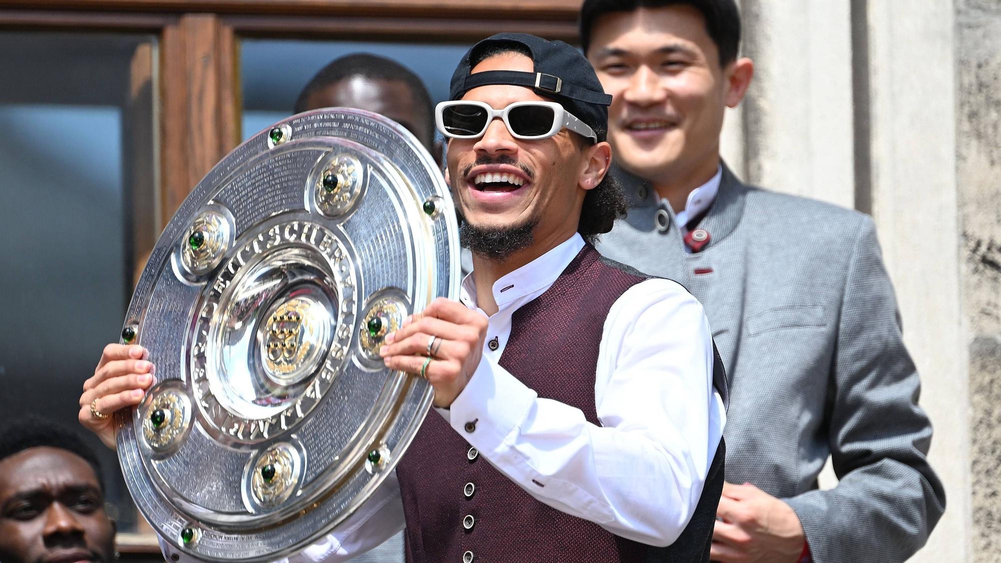 Leroy Sané mit der Meisterschale.