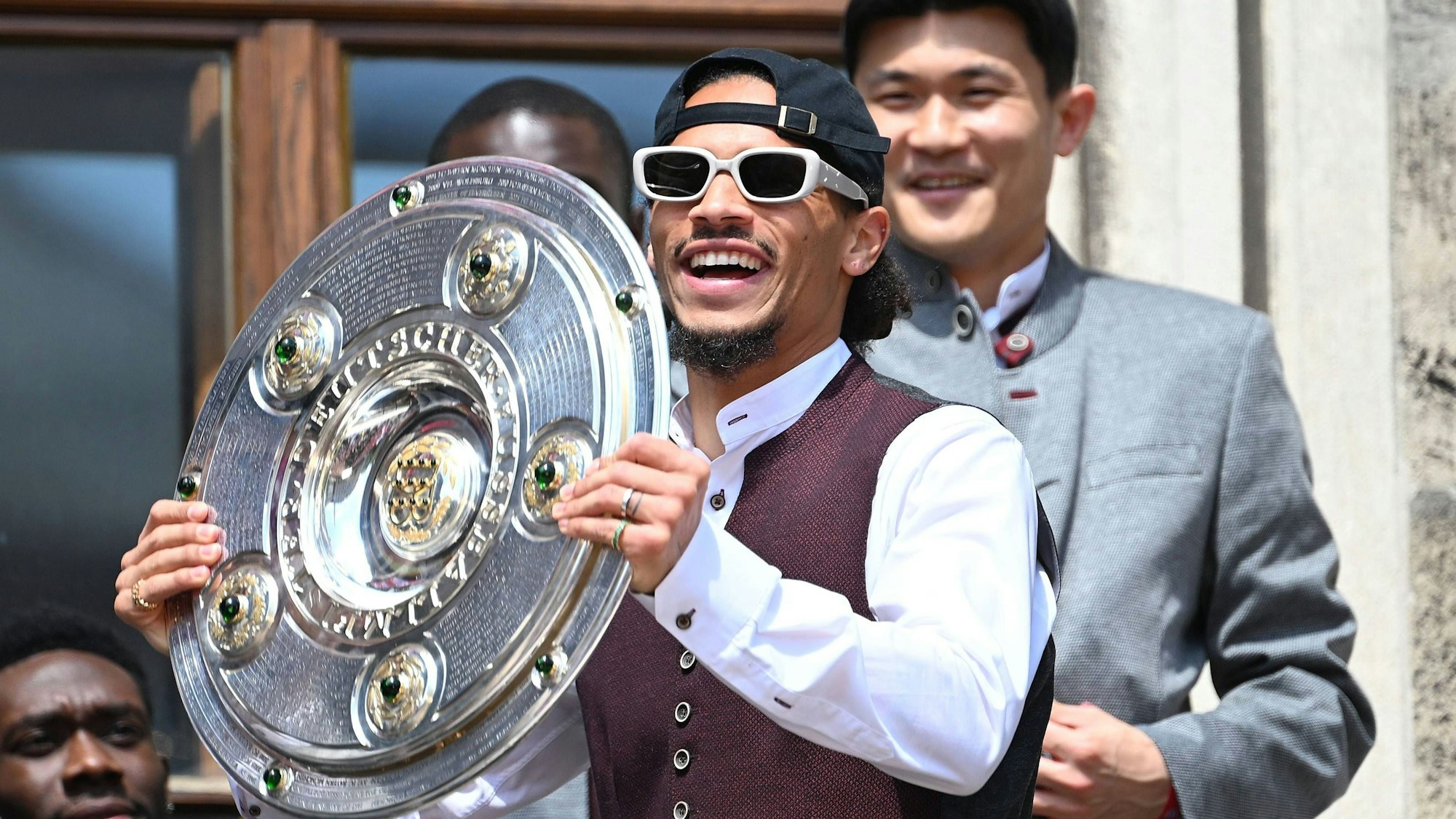 Leroy Sané mit der Meisterschale.