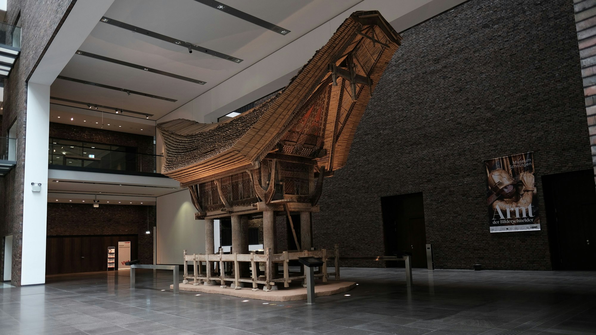 In der Eingangshalle eines Museum steht ein Reisspeicher.