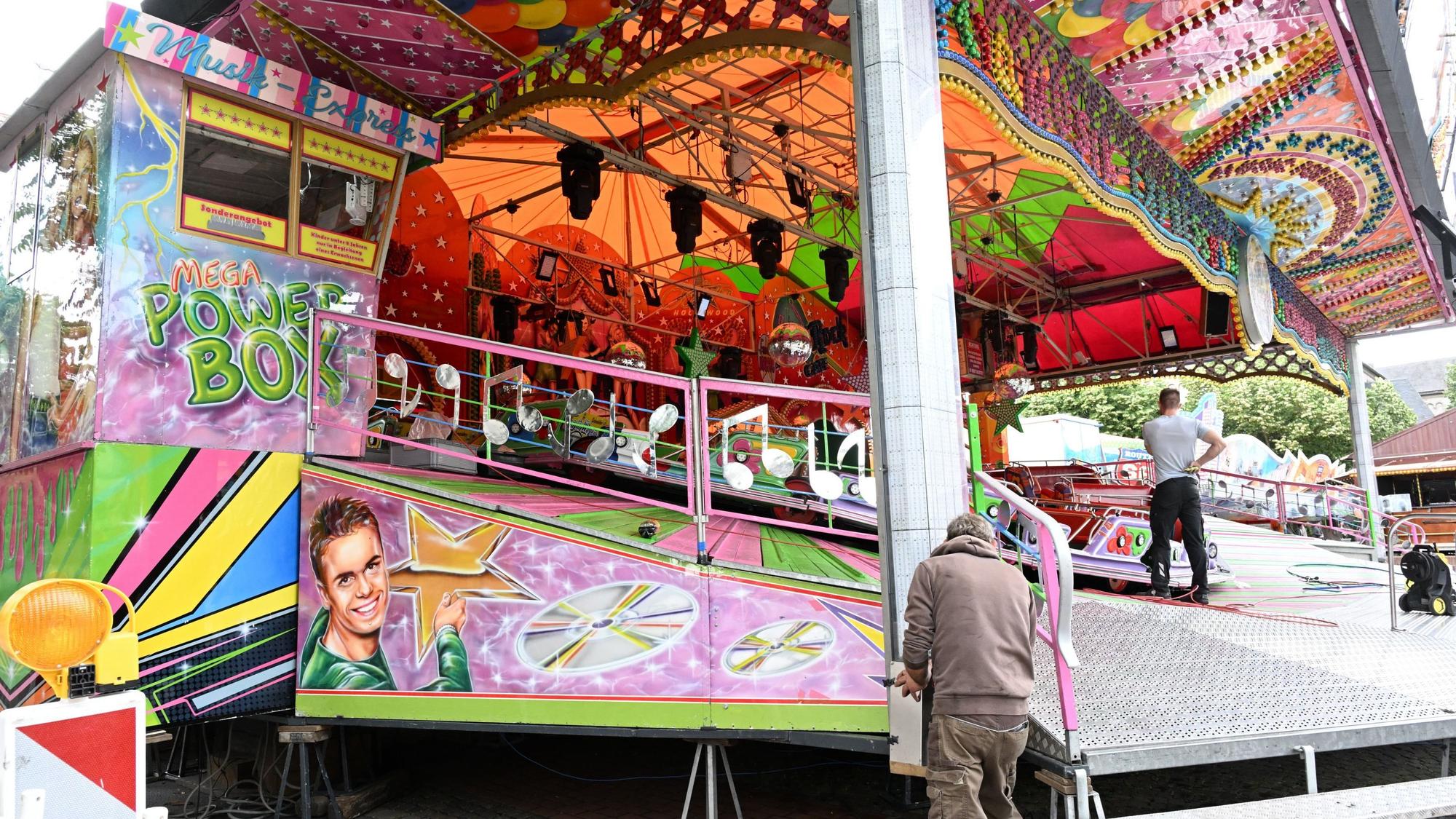 Das Foto zeigt den Aufbau der Pfingstkirmes in Bergisch Gladbach