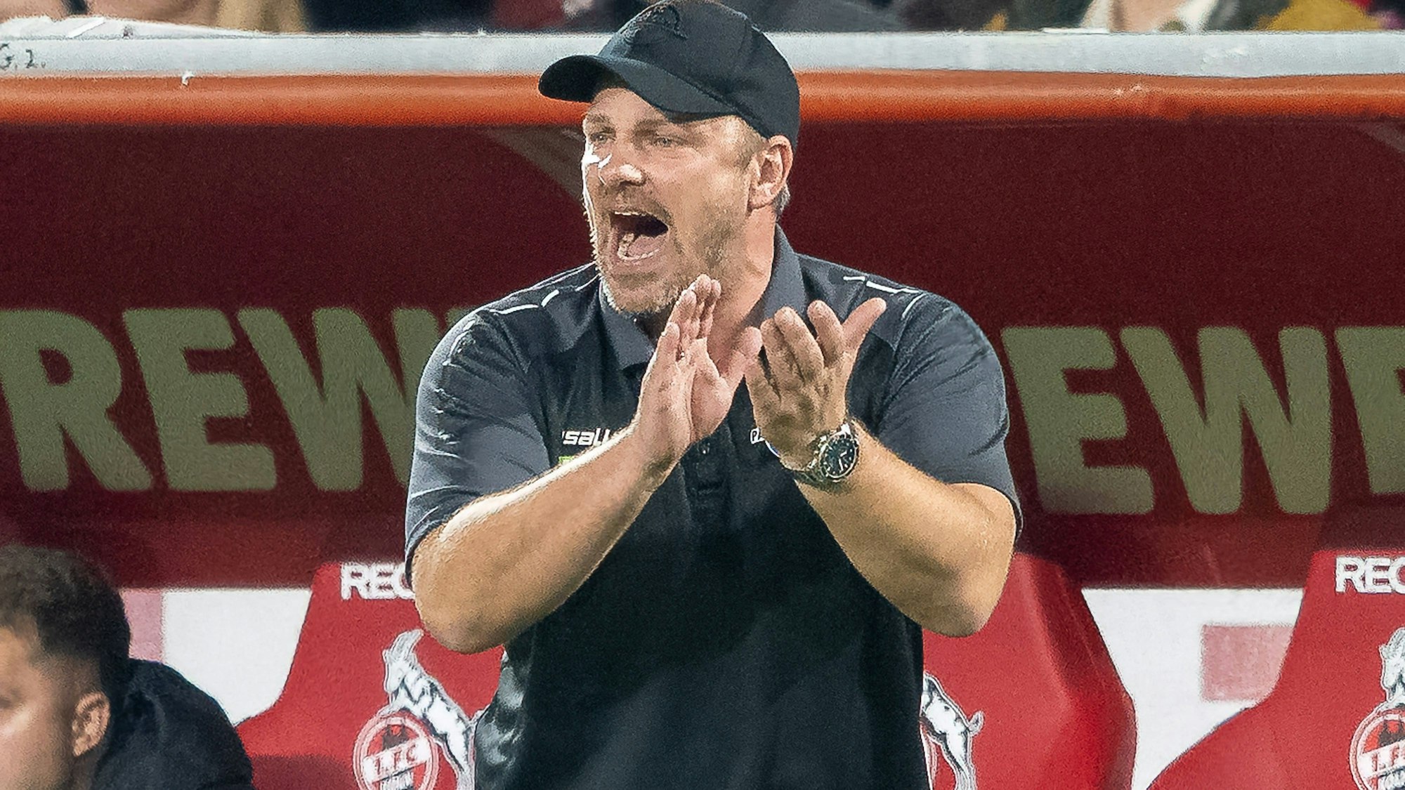 Lukas Kwasniok über sein erstes Mal als Trainer im Rhein-Energie-Stadion: „Ich habe eine unfassbare Stimmung von den Fans wahrgenommen und habe gesehen, was für eine Wucht hier entstehen kann.“