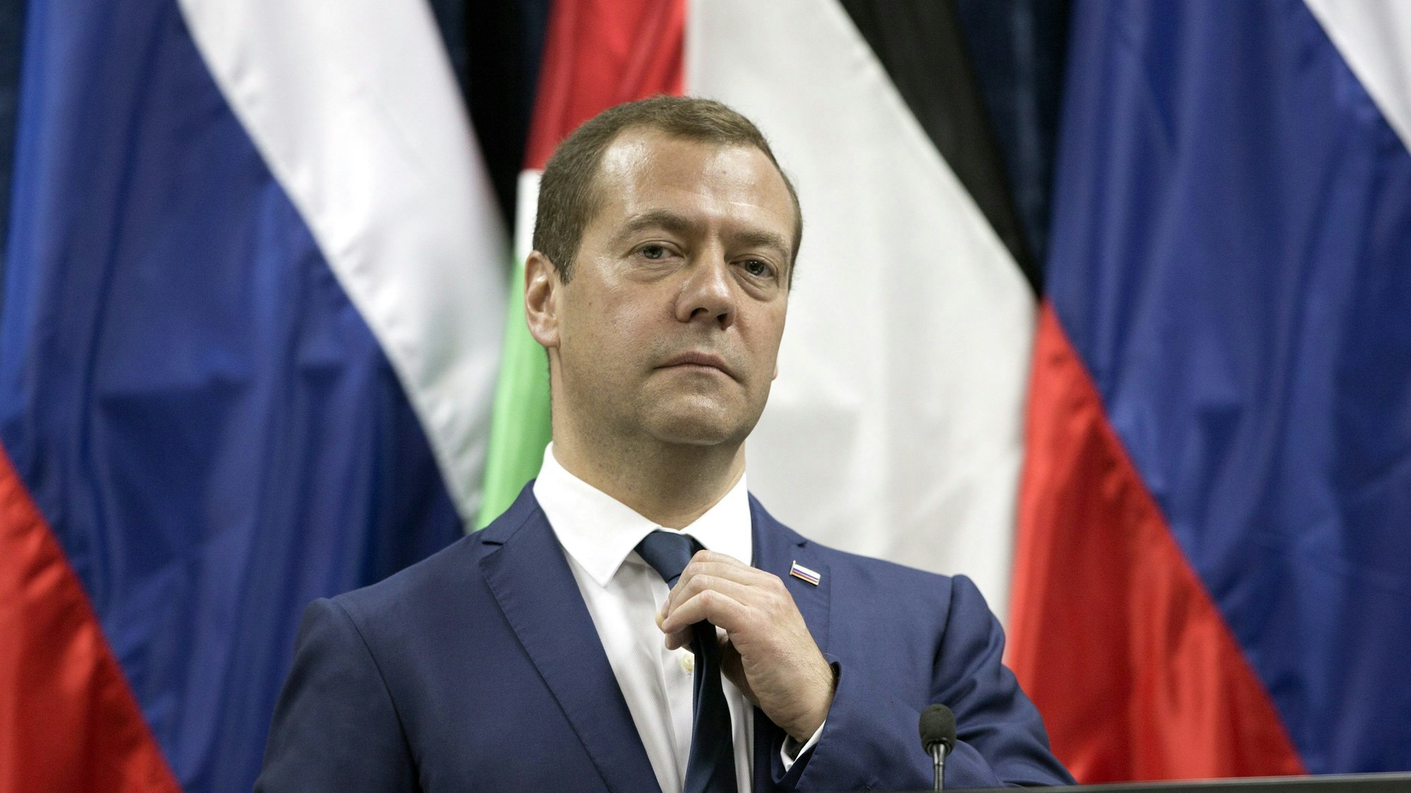 Das Foto zeigt den damaligen russischen Ministerpräsidenten Dmitri Medwedew, aufgenommen bei einem Besuch in Jericho im Jahr 2016. Foto: Atef Safadi/EPA/dpa