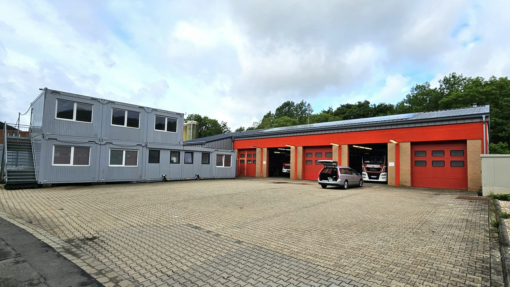 Zu sehen sind die alte Fahrzeughalle und die Container.
