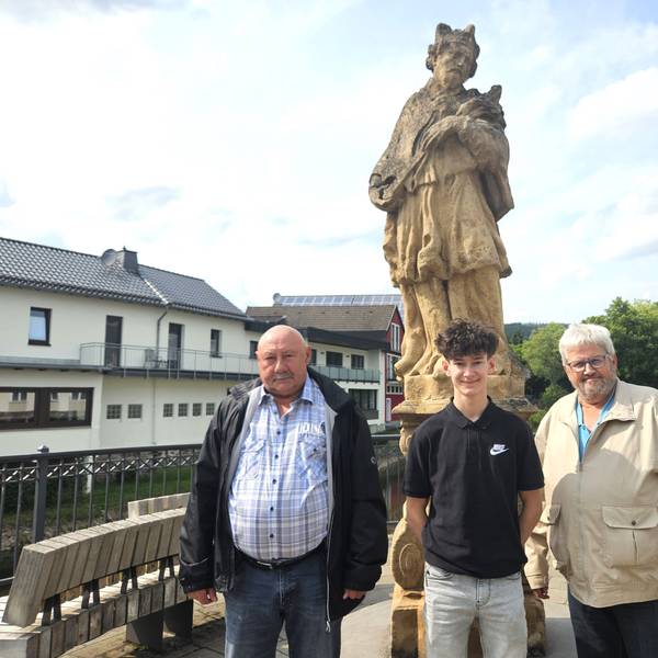 Franz-Albert Heinen, Christian Baran und Wolfgang Pommer (v.l.) stehen vor der Nepomuk-Statue am Zusammenfluss von Urft und Olef.