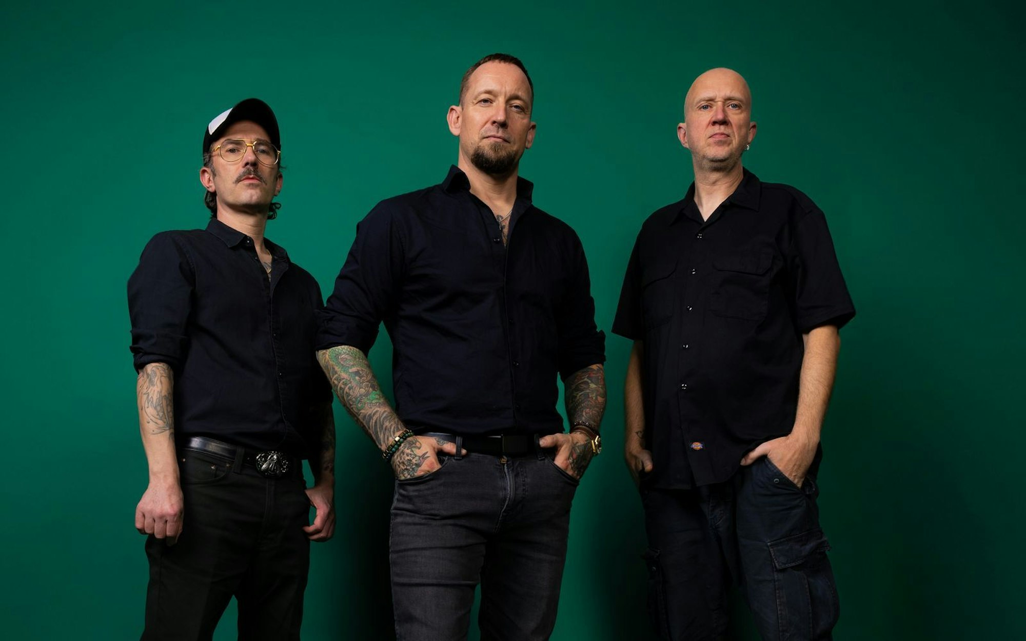 Volbeat beschallen die Metal-Welt mit einem neuen Album, das sie „God Of Angels Trust“. Anders als zuletzt wollte Frontmann Michael Poulsen (Mitte) diesmal einen etwas raueren und unmittelbareren Sound - sämtliche Songs wurden live eingespielt, nach nur fünf Wochen war alles fertig. (Bild: Brittany Bowman)