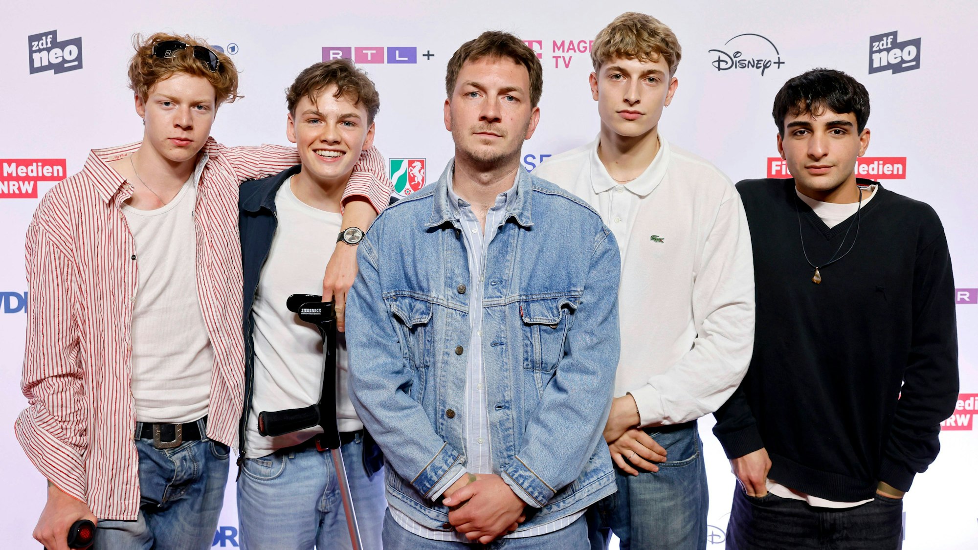 Die Schauspieler Arsseni Bultmann, Nico Marischka, Jonathan Kriener, Johannes Kienast und Loran Alhasan bei der Premiere der Serie Chabos beim 11. Seriencamp Festival 2025 im Cinenova Kino.