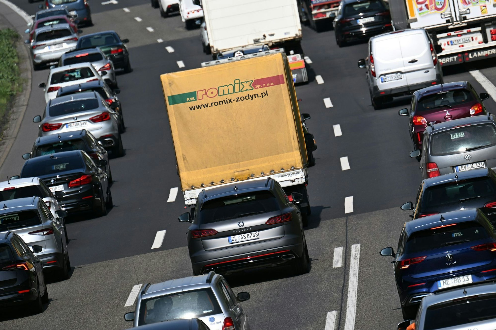 Wenn Pendler, Urlauber und Lastwagen gleichzeitig unterwegs sind: Zum Start in das lange Pfingst-Wochenende drohen Staus. (Symbolbild)