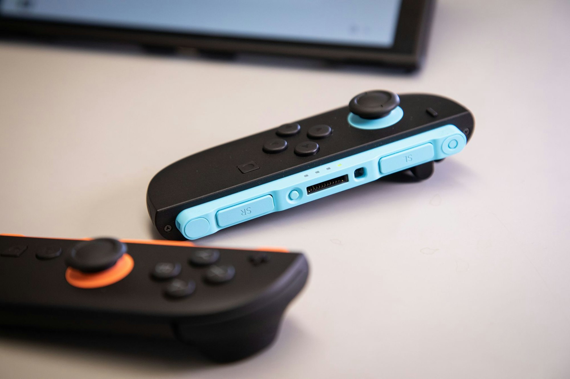 Auch die Switch 2 bringt die typischen Joycon-Controller mit, die an das Handheld angesteckt werden können.