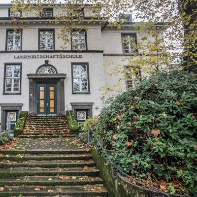 In der seit Jahren leerstehende Opladener Landwirtschaftsschule (Architekt Peter Klotzbach) war chemisches Untersuchungsinstitut des Leverkusener Umweltamts ansässig.