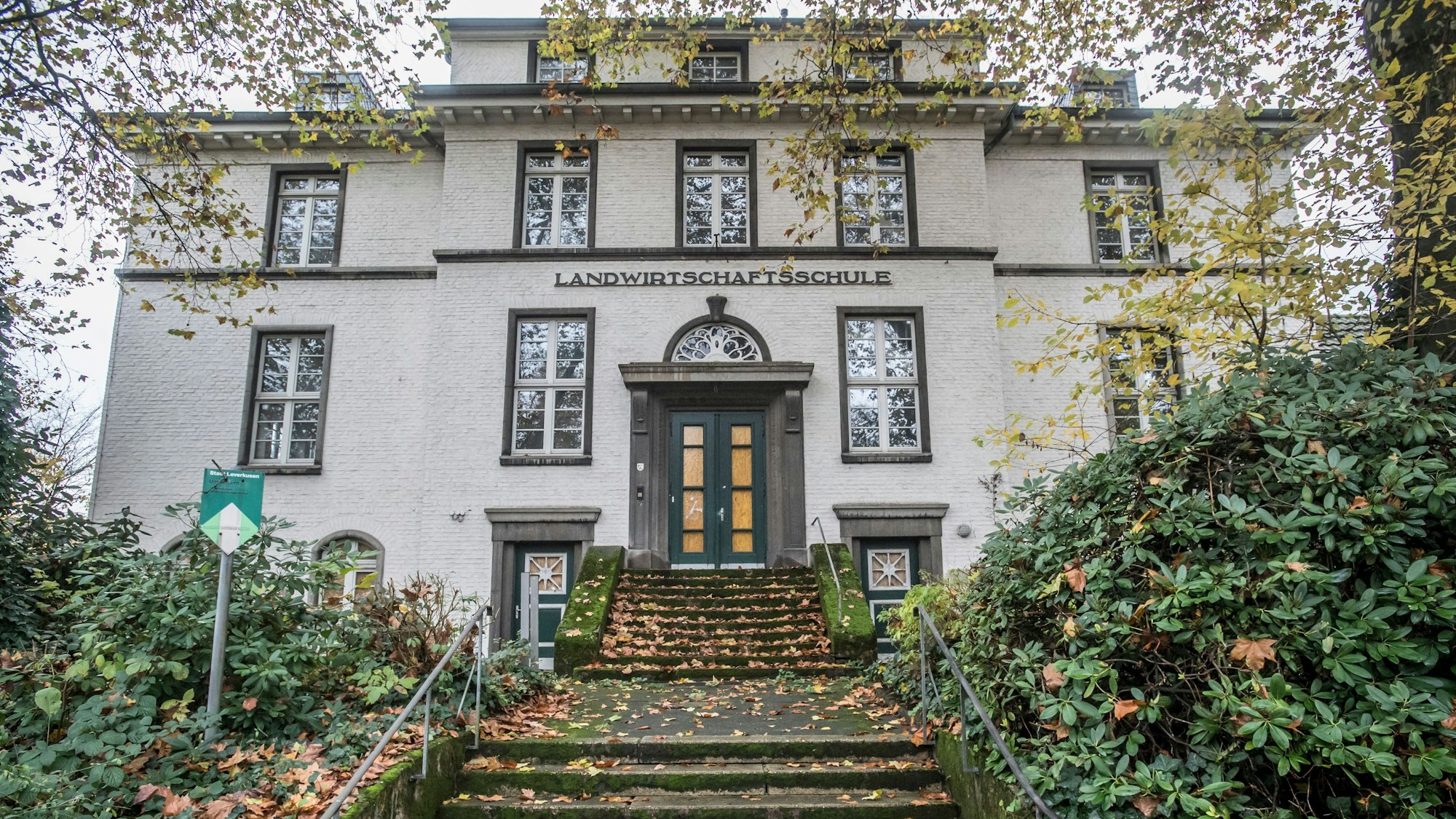 In der seit Jahren leerstehende Opladener Landwirtschaftsschule (Architekt Peter Klotzbach) war chemisches Untersuchungsinstitut des Leverkusener Umweltamts ansässig.